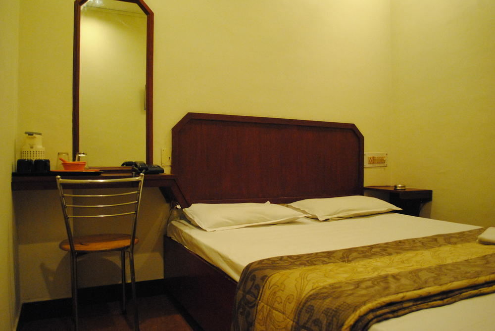 Deluxe Hotel Chennai Exteriör bild