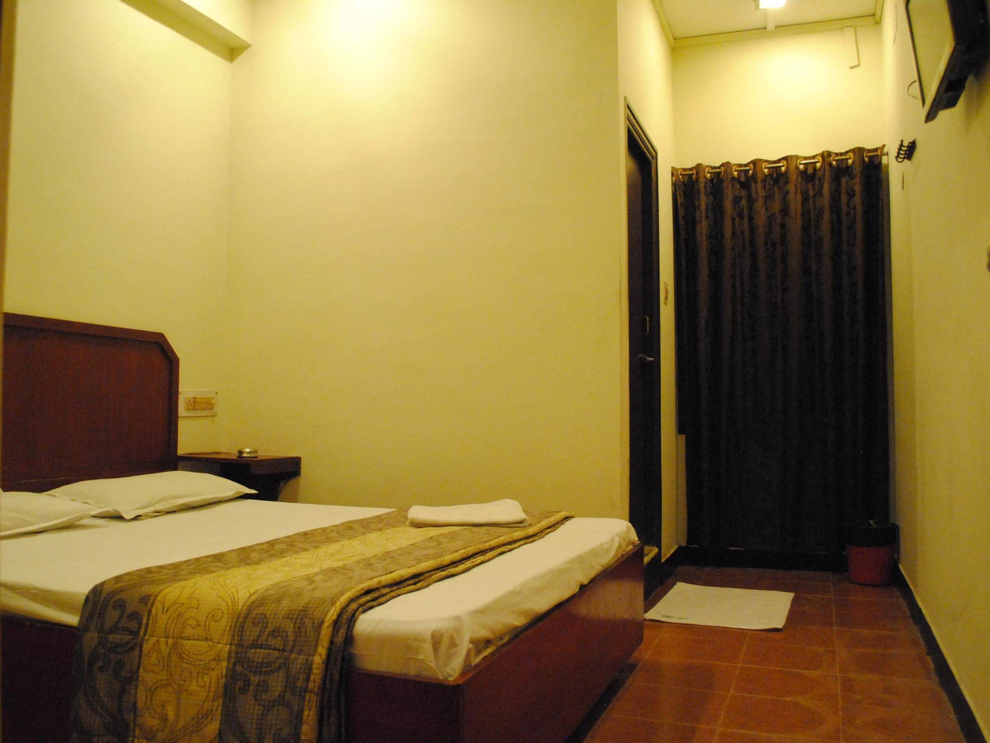 Deluxe Hotel Chennai Exteriör bild