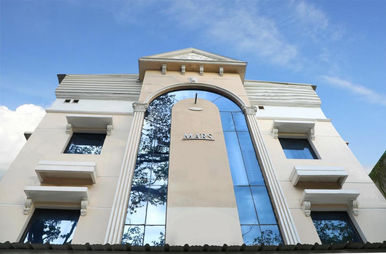 Deluxe Hotel Chennai Exteriör bild