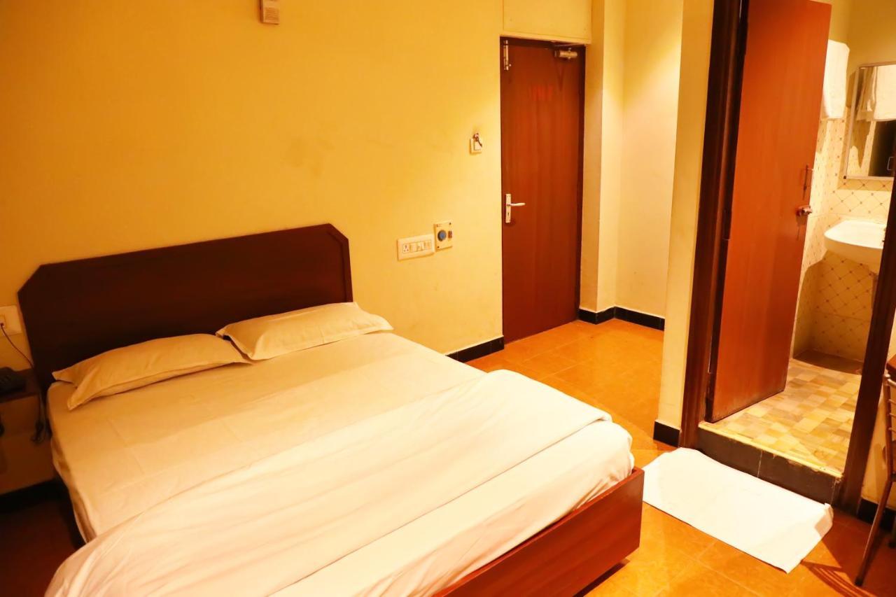 Deluxe Hotel Chennai Exteriör bild