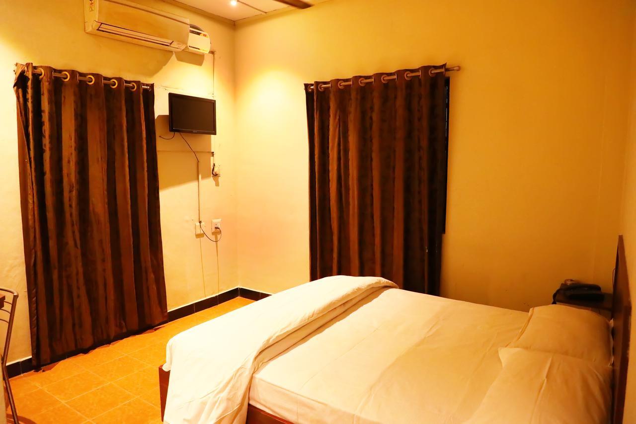 Deluxe Hotel Chennai Exteriör bild