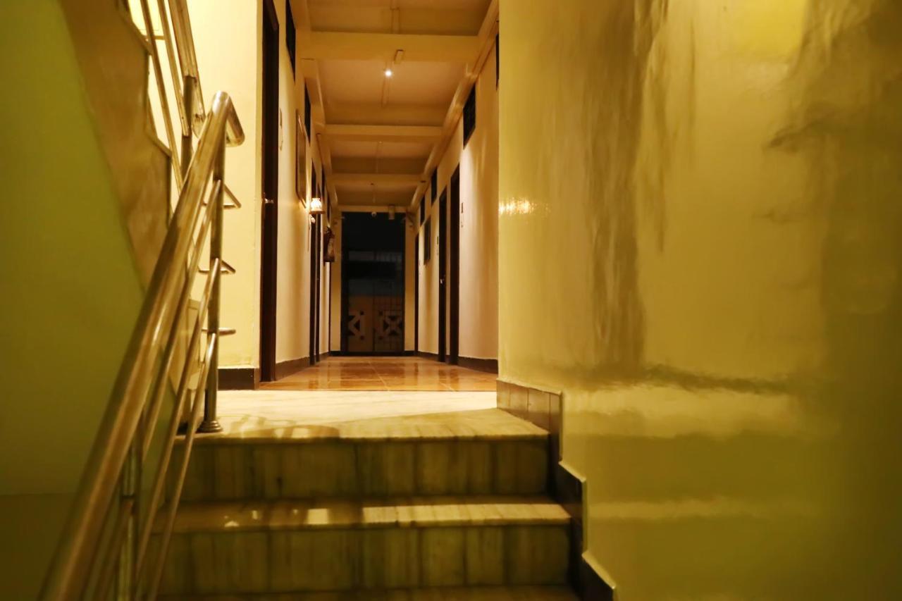 Deluxe Hotel Chennai Exteriör bild