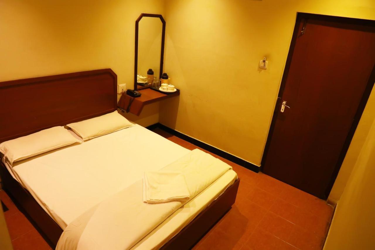 Deluxe Hotel Chennai Exteriör bild