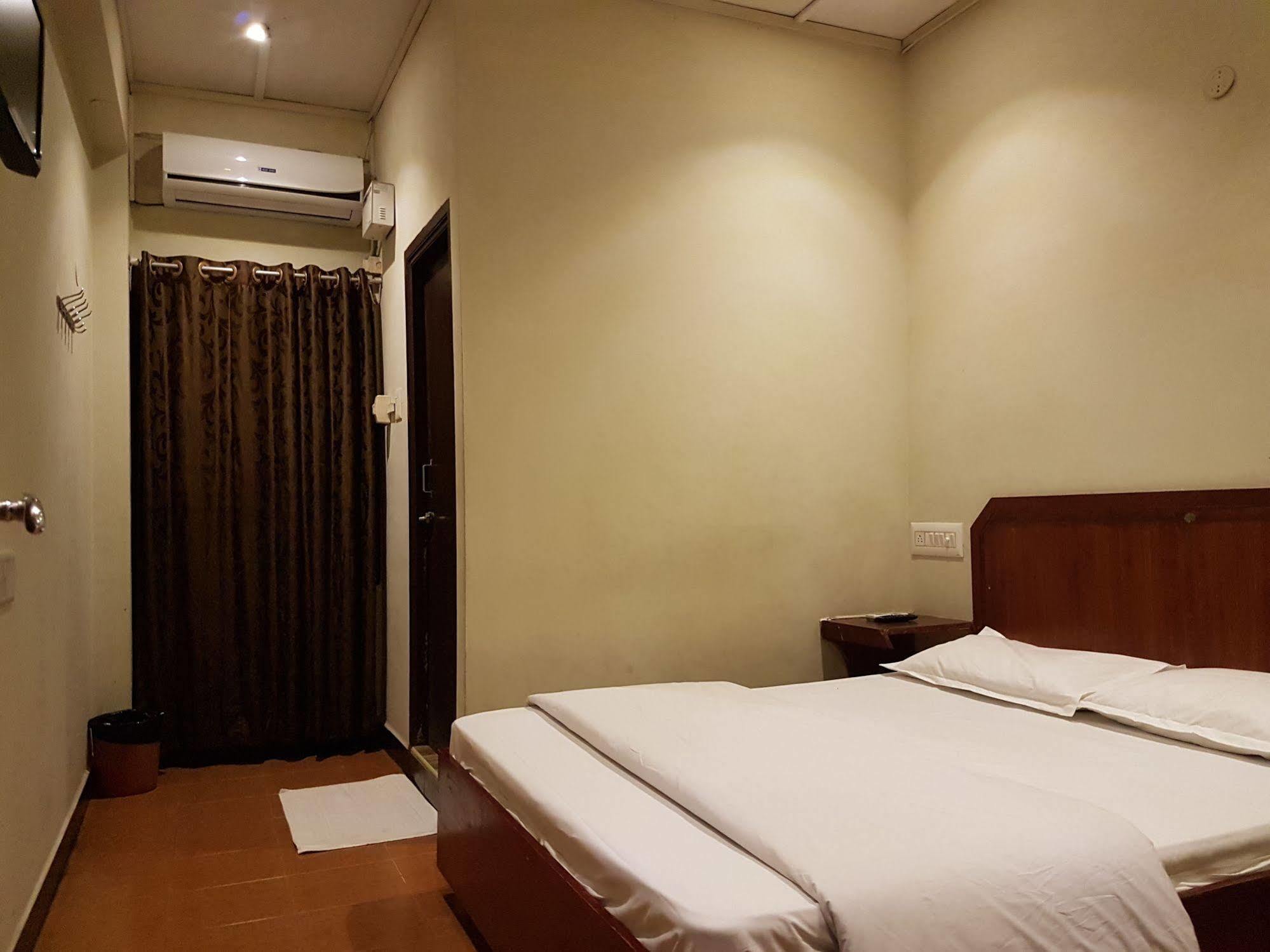 Deluxe Hotel Chennai Exteriör bild
