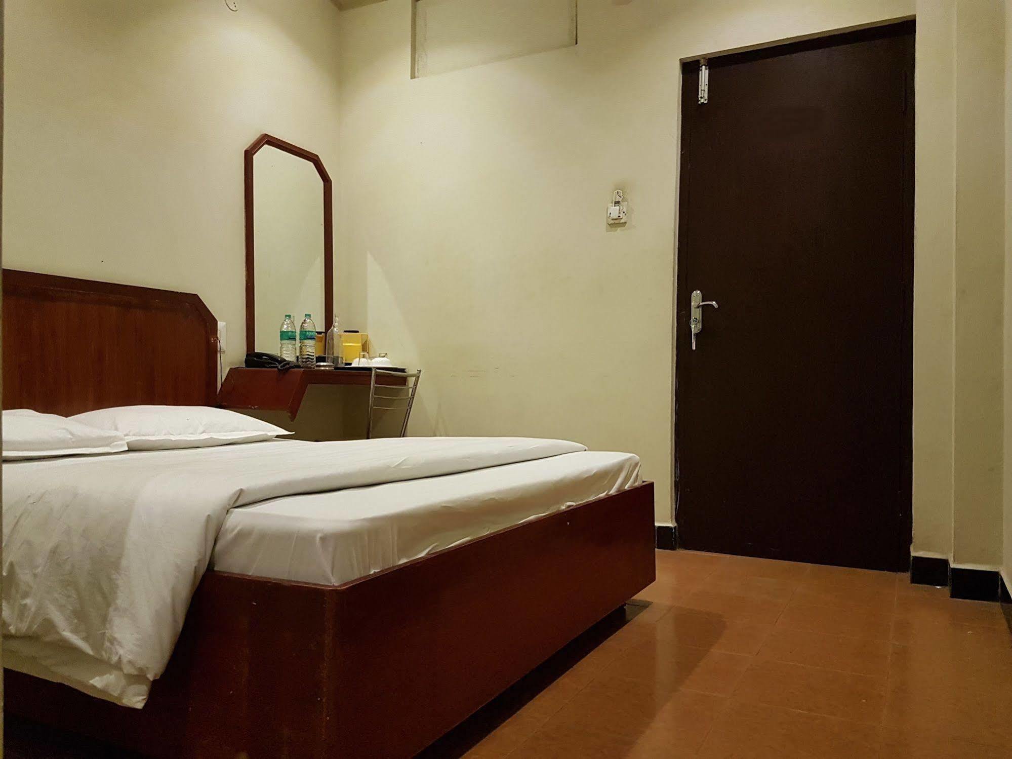 Deluxe Hotel Chennai Exteriör bild