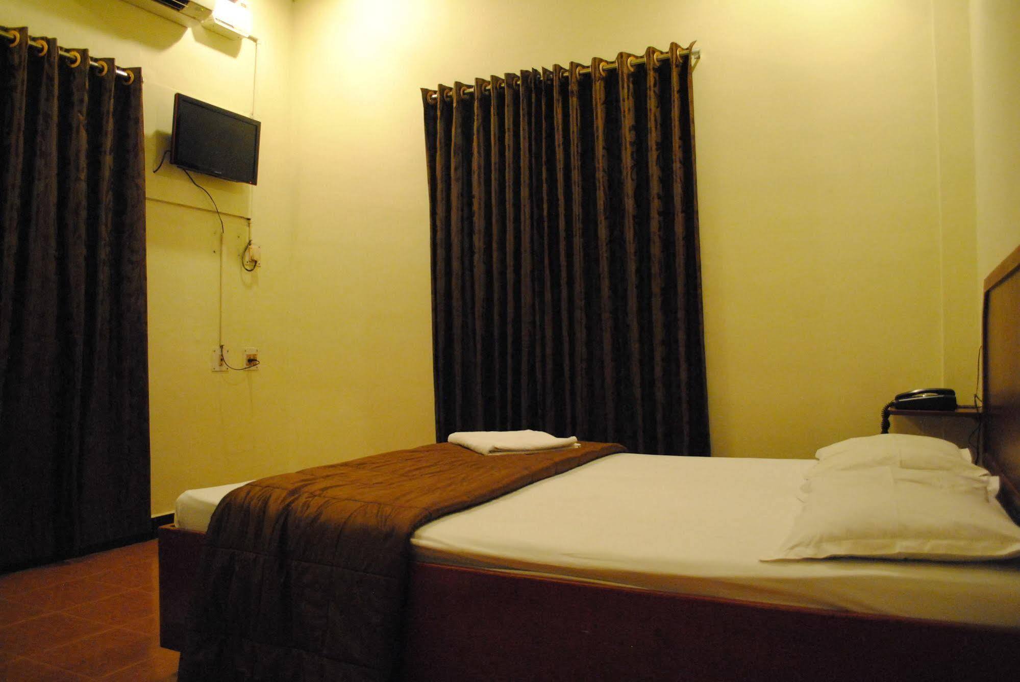 Deluxe Hotel Chennai Exteriör bild