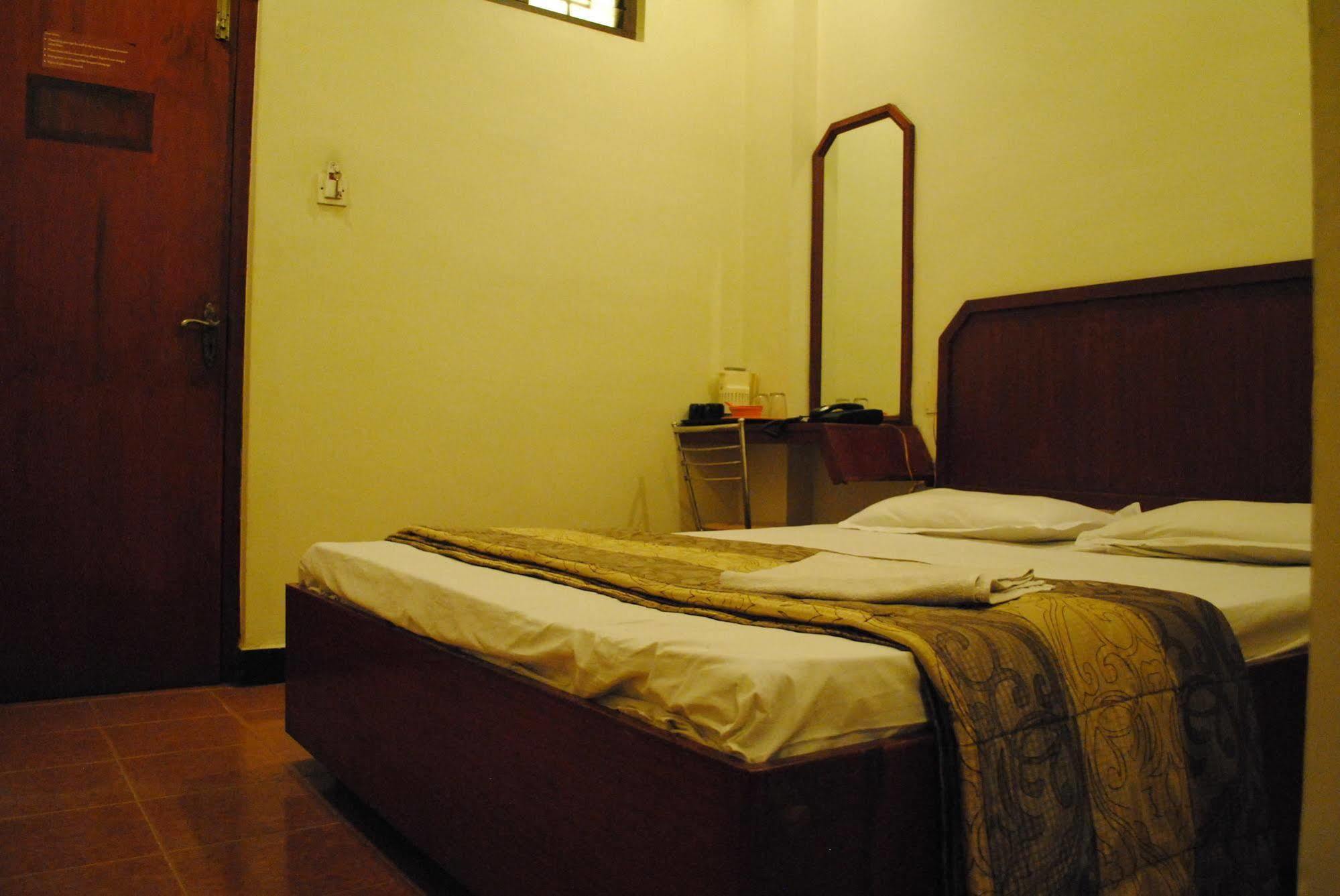 Deluxe Hotel Chennai Exteriör bild