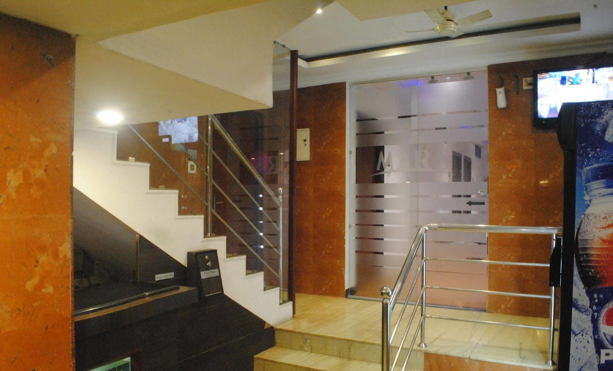 Deluxe Hotel Chennai Exteriör bild