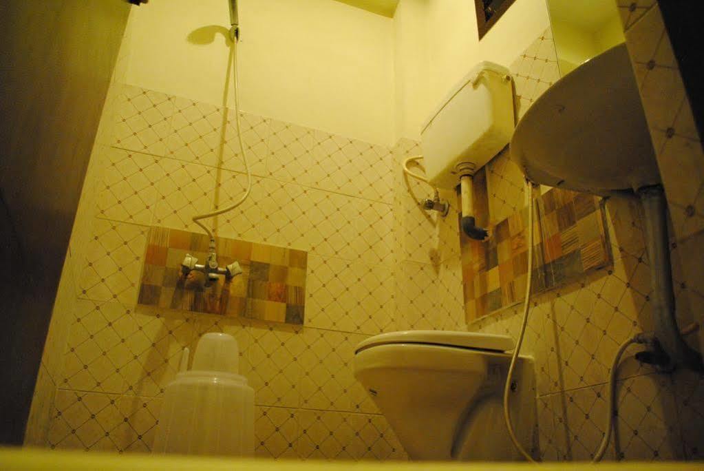 Deluxe Hotel Chennai Exteriör bild